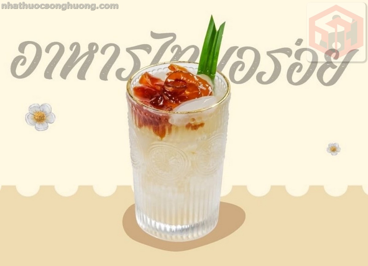 Nước ép thốt nốt tươi dễ làm, chỉ cần tách cùi, xay nhuyễn cùng nước lọc, thêm ít đá viên và mật ong.