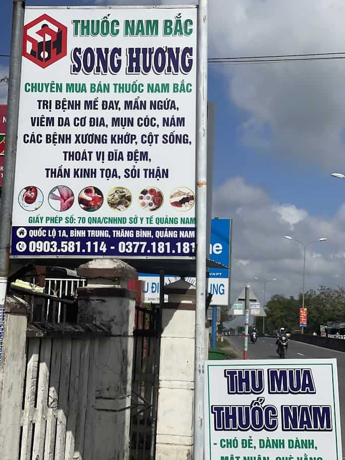 Biển hiệu Nhà Thuốc Bắc Song Hương tại Quốc lộ 1A, Bình Trung, Thăng Bình, Quảng Nam – chuyên mua bán thuốc Nam Bắc, điều trị mề đay, xương khớp, sỏi thận